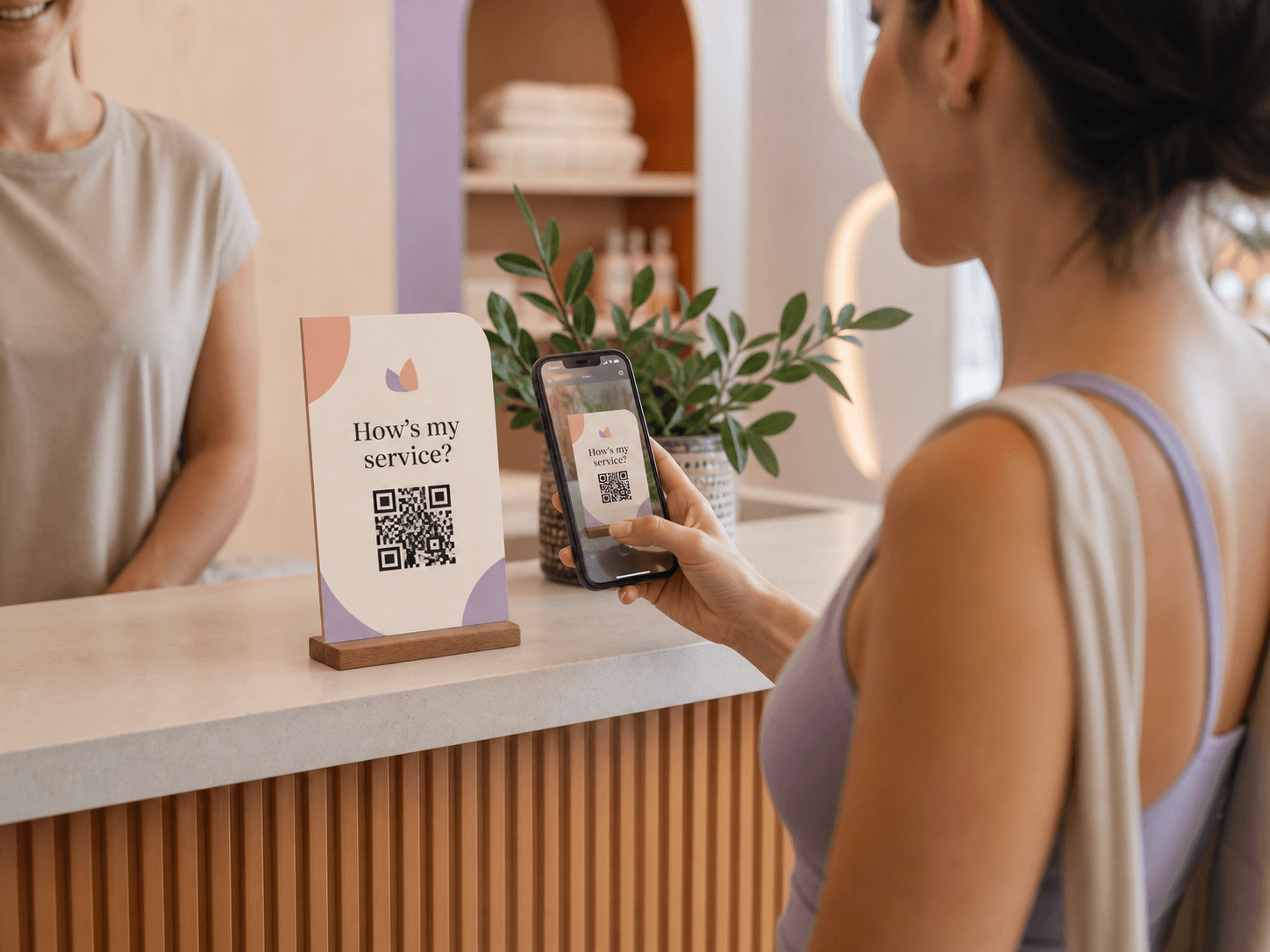 Customer scanning an Aplauso service sign